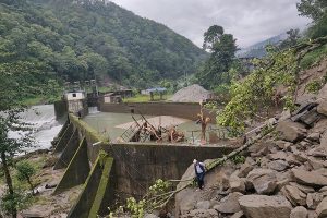 ईन्द्रावती जलविद्युतमा पहिरो जाँदा आयोजना बन्द, मानव बस्तीसमेत जोखिममा